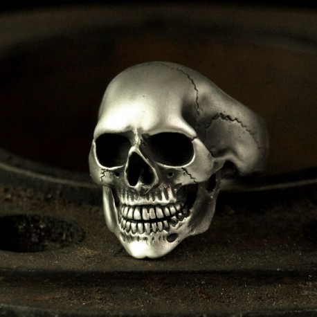 Klassischer großer Totenkopfring. Anatomisch korrekter Totenkopf aus Silber. Biker Ring, Bikerschmuck, Rocker Schmuck