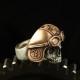 Silber Totenkopfring mit Helm und Geschichte. Anatomisch korrekt, speziell. Biker Ring, Bikerschmuck, Skull