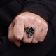Silber Totenkopf Ring mit Ace of Spades als Auge und Fangzähnen. Biker Ring, Bikerschmuck, Rocker Schmuck