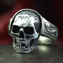 Memento Mori Ring - Kleiner Totenkopfring mit Schrift. Silber Ring, Biker Ring, Bikerschmuck, Skull