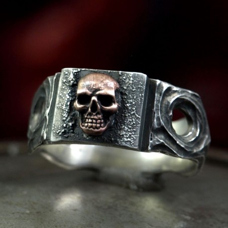 Skullinger - Bandring with small skull. Decently striking. Skull Ring as Biker Jewelry and Rocker Jewelry