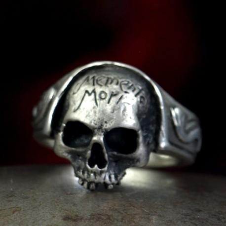 Memento Mori Ring - Kleiner Totenkopfring ohne Unterkiefer mit Schrift. Silber Ring, Biker Ring, Bikerschmuck, Skull